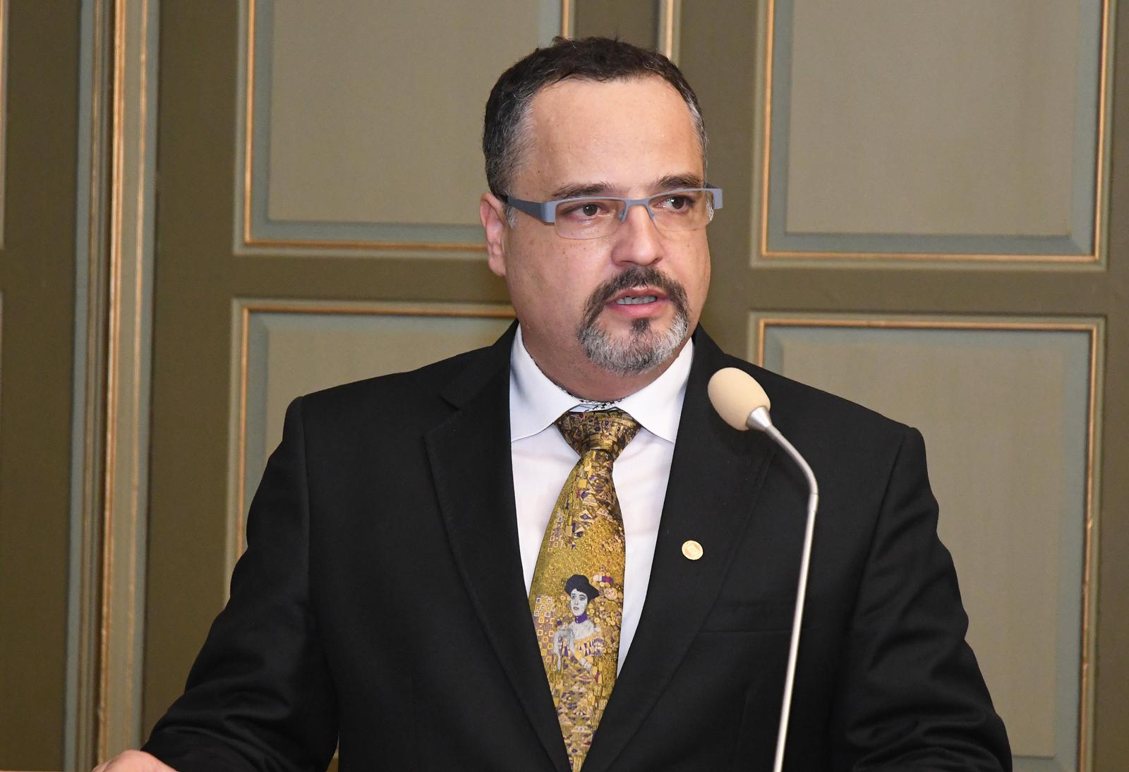 Daniel Rochlitz speaking at an investor conference